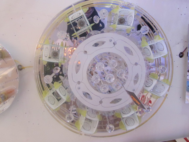 灯具:吸顶灯