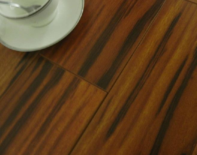 强化复合木地板 真木纹 家用12mm 臻品老虎木 