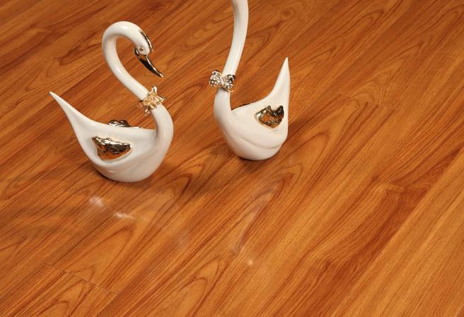 强化复合地板 超耐磨 适合地热 伊莲柚梦 