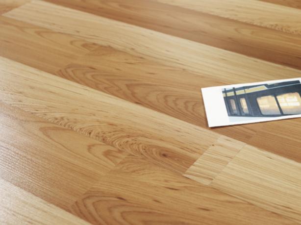 仿实木强化复合木地板 小情歌 e0 简约浮雕